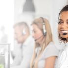 Femme recevant un appel téléphonique dans un call center